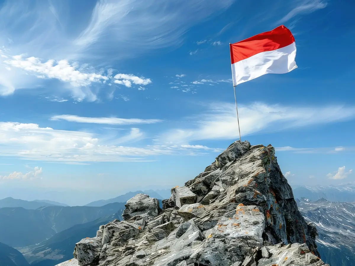 Bendera Merah Putih berkibar di puncak gunung