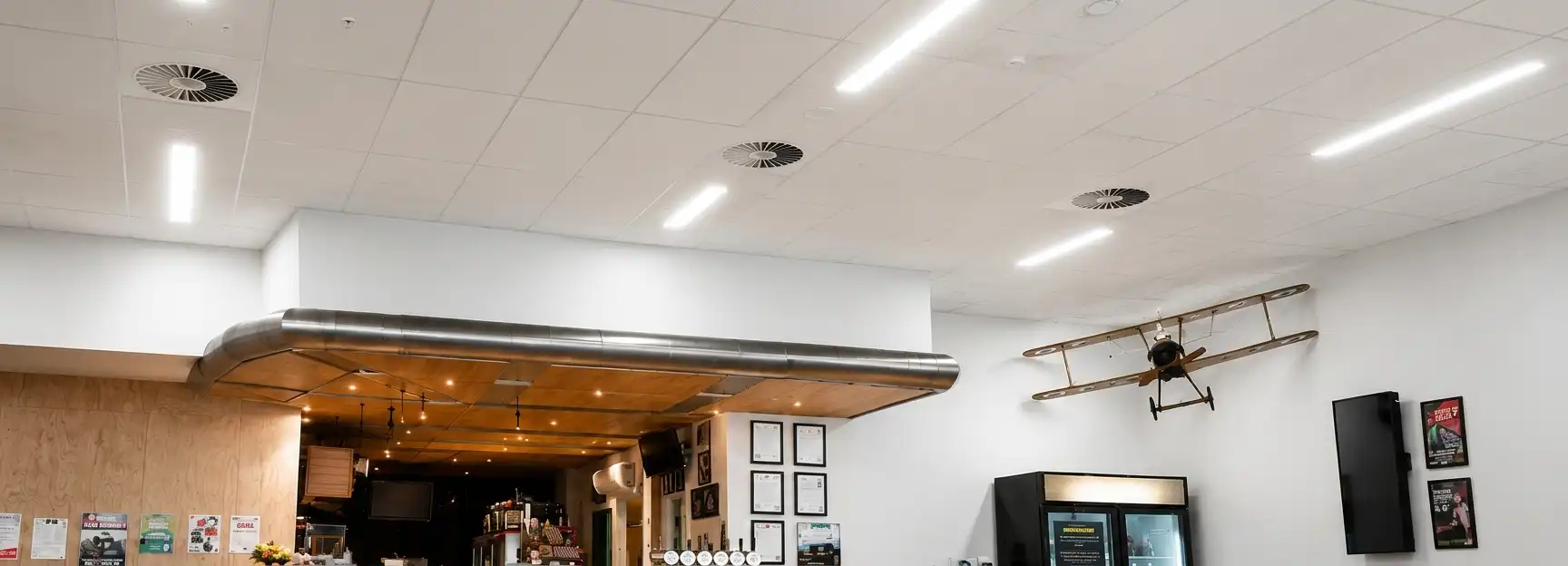 Ruang kantor dengan plafon akustik Phonic dan lampu linear