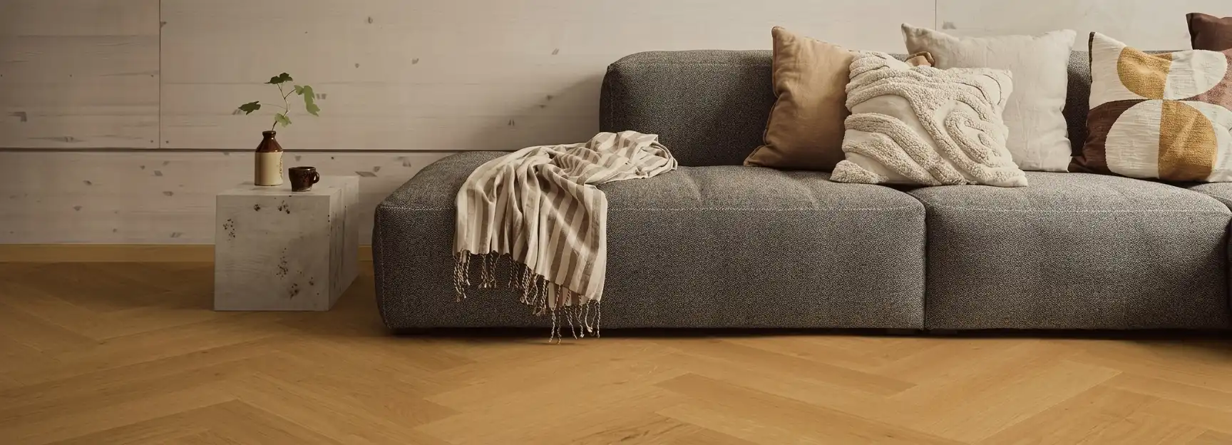 Ruang keluarga dengan lantai laminate Pergo motif kayu