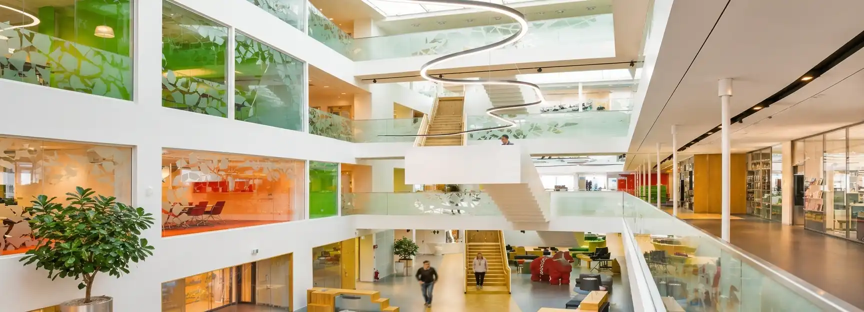 Lobi gedung komersial modern dengan pintu kaca berhardware ASSA ABLOY