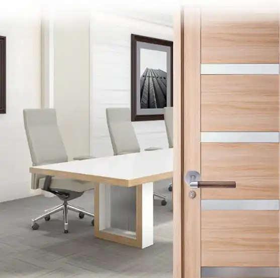 Pintu kantor berhandle BRS Locks menghadap ruang rapat