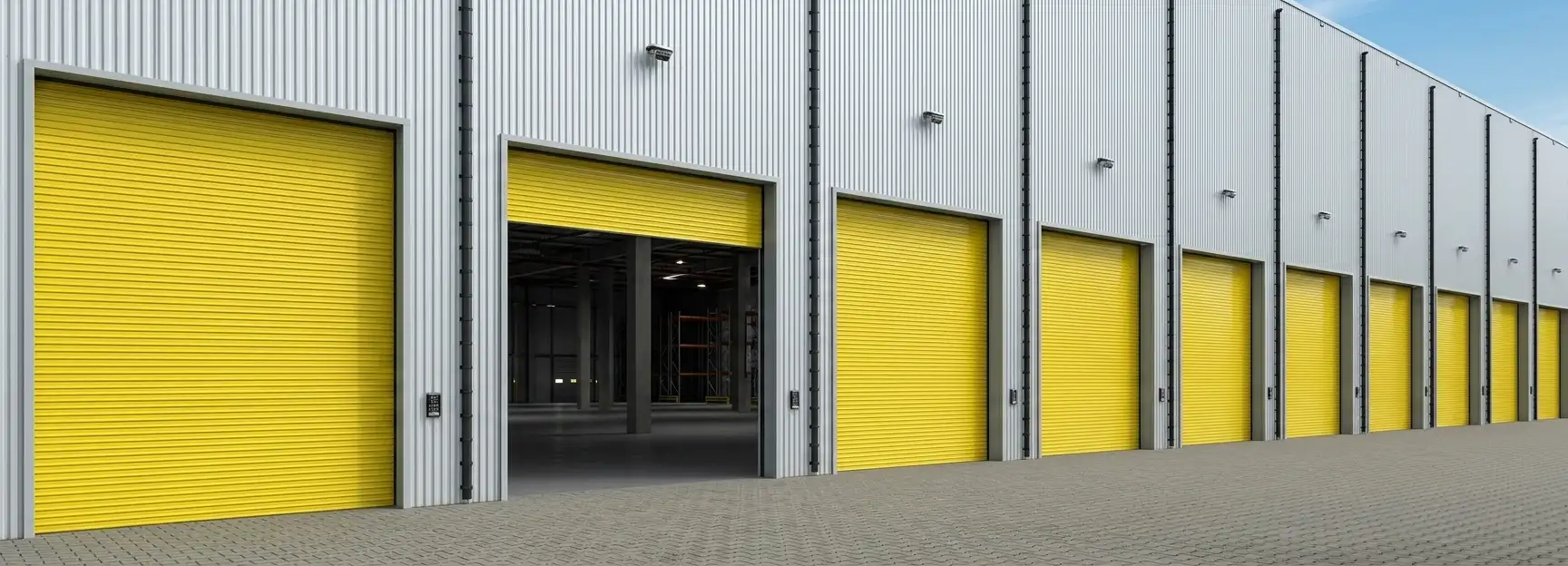 Deretan rolling door ringan BRS Light Duty Shutter di fasad bangunan komersial