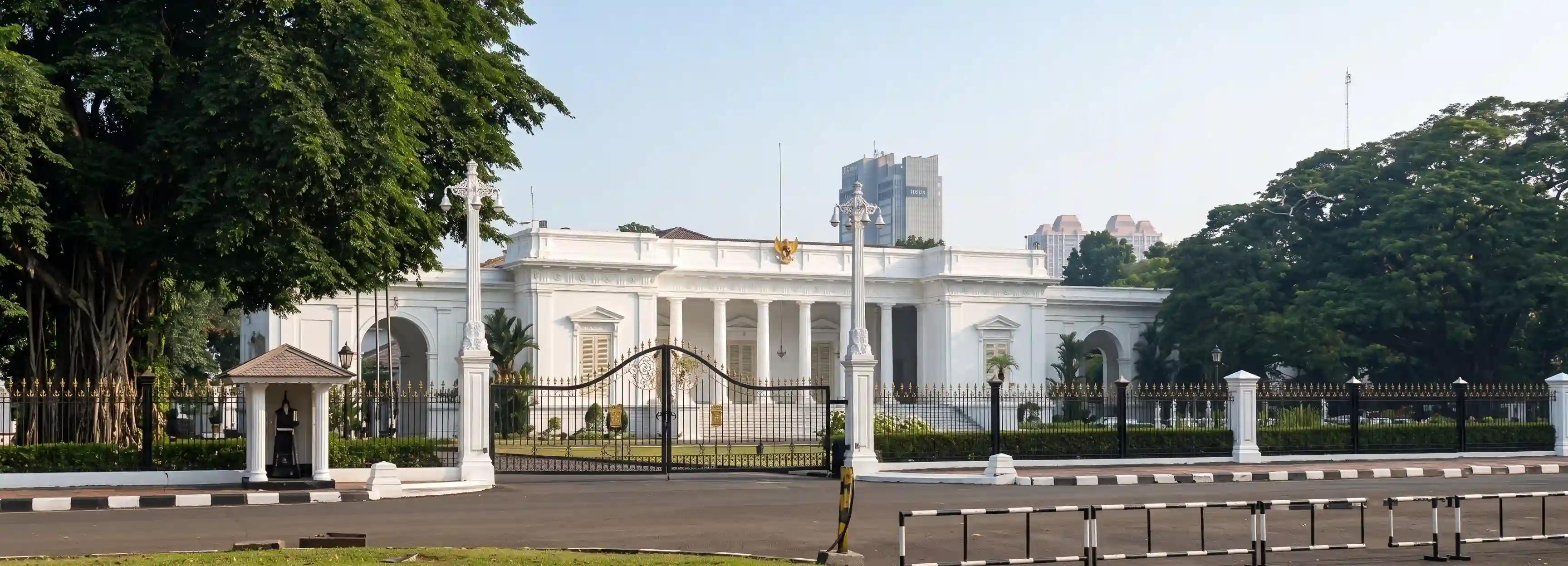 Perangkat otomasi gerbang FAAC terpasang di akses masuk