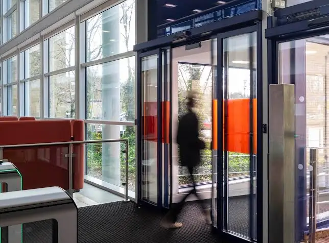 Rolling door terpasang pada pintu masuk bangunan